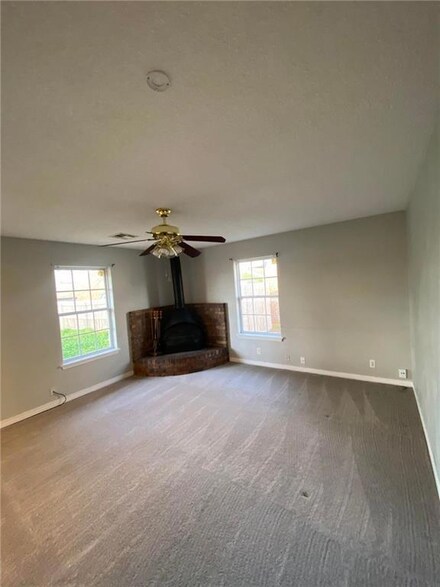 435 W Greenwood Dr, Mustang, OK 73064