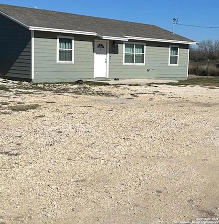 536 N Estes Ave, La Pryor, TX 78872