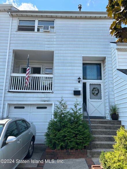211 Dover Green, Staten Island, NY 10312