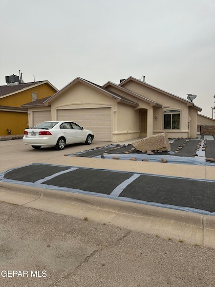 14045 Lago Seco Dr, Horizon City, TX 79928