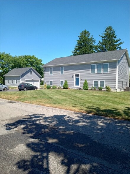 11 Academy Ave, Bristol, RI 02809