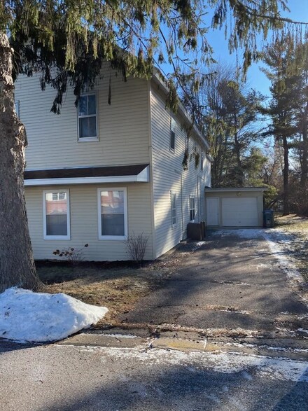 155 W Iola St, Iola, WI 54945