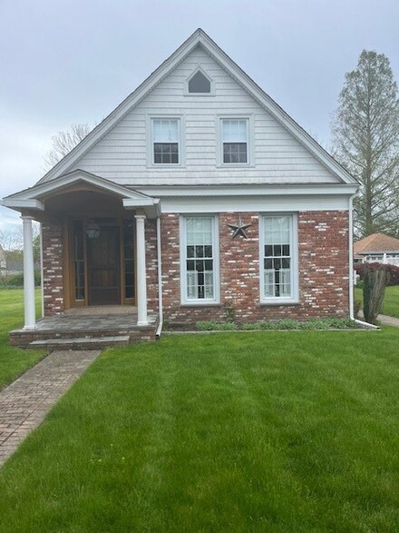 94 Church St, Bristol, RI 02809