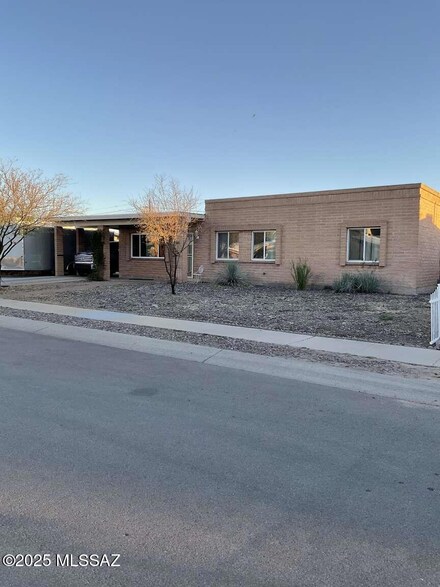2381 W Placita de Ramo, Tucson, AZ 85741
