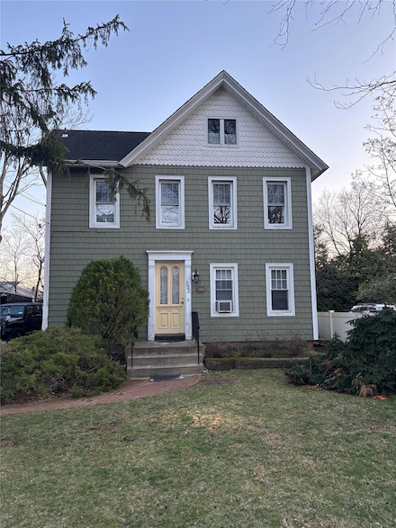 592 Scranton Ave, Lynbrook, NY 11563