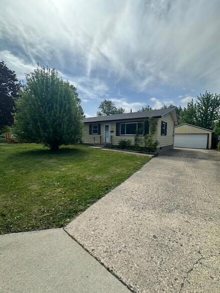737 14th St NE, Owatonna, MN 55060