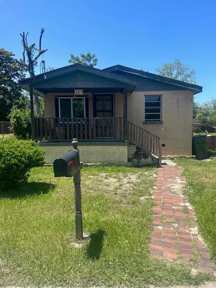 209 Baker St, Savannah, GA 31415