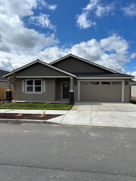 3156 NW Dogwood Ave, Redmond, OR 97756