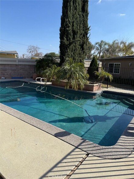 19531 Hemmingway St, Reseda, CA 91335