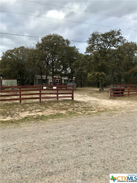 340 Shorthorn Rd, Stockdale, TX 78160