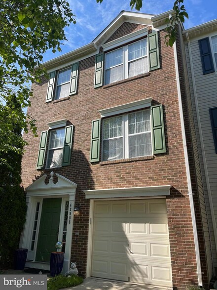 42986 Center St, Chantilly, VA 20152