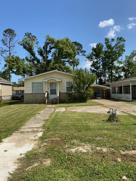 167 Elm St, Hahnville, LA 70057