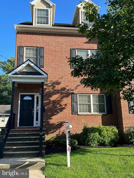 38 Park St, Bordentown, NJ 08505