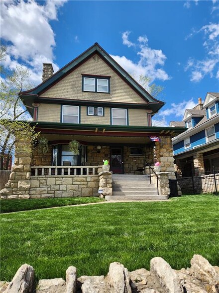 3746 Walnut St, Kansas City, MO 64111