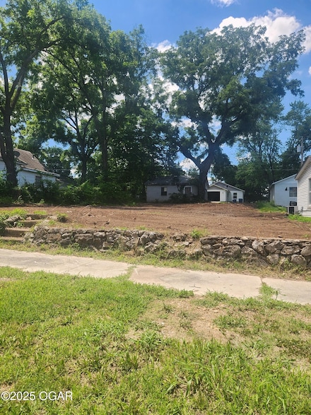 322 N Maple Ave, Joplin, MO 64801