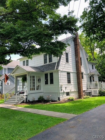 77 College St, Clinton, NY 13323