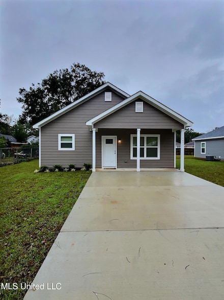 1497 S 10th St, Ocean Springs, MS 39564