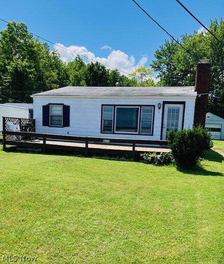 4374 Lake Rd E, Geneva, OH 44041