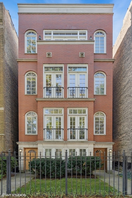 829 W Wolfram St Unit 2, Chicago, IL 60657