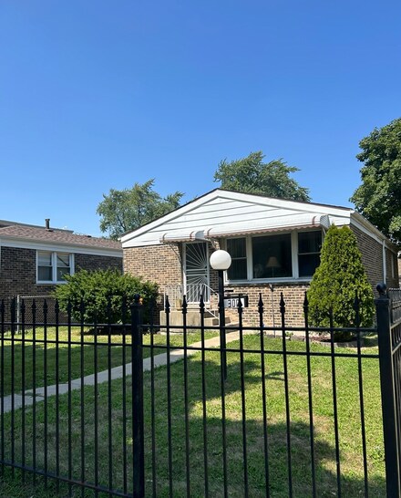 300 W 42nd Place, Chicago, IL 60609