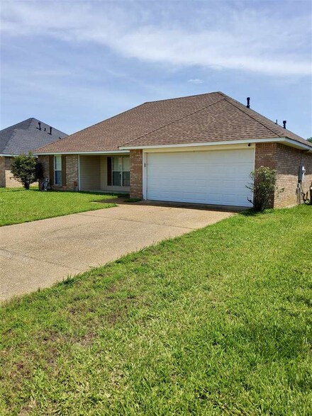 1042 Bullrun Dr, Byram, MS 39272