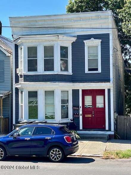 421 10th St, Troy, NY 12180