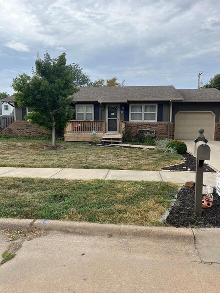 2032 Mission Rd, Salina, KS 67401
