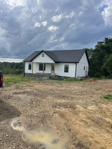 627 Pleasant Hill Rd, Lafayette, TN 37083