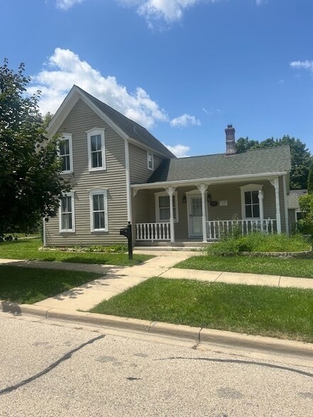 302 N 6th St, West Dundee, IL 60118