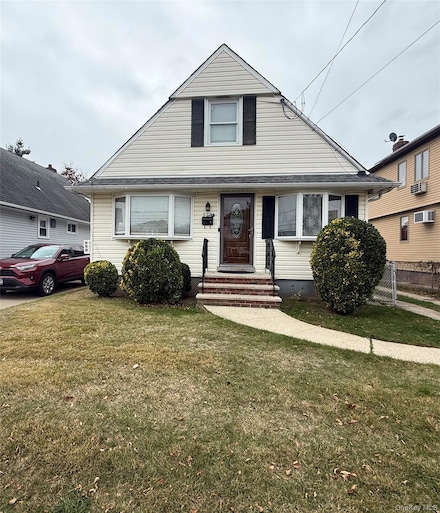 573 Lakeville Rd, New Hyde Park, NY 11040