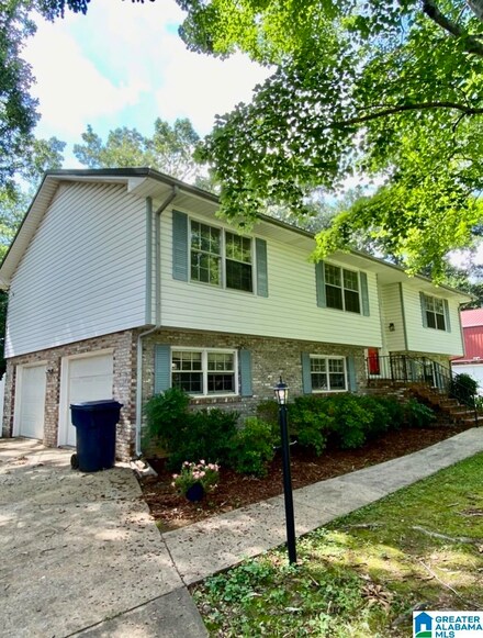 808 Sugarloaf Ln, Anniston, AL 36207