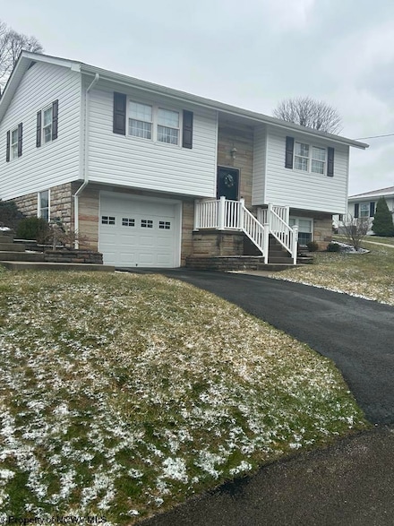 215 Saratoga Dr, Buckhannon, WV 26201