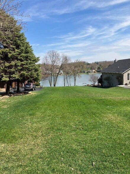 77 Delburne Dr, Davis, IL 61019