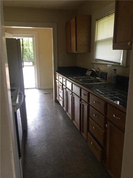 5210 Woodland Ave, Kansas City, MO 64110