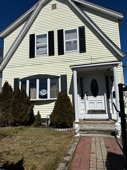 13 Barnum St, Taunton, MA 02780
