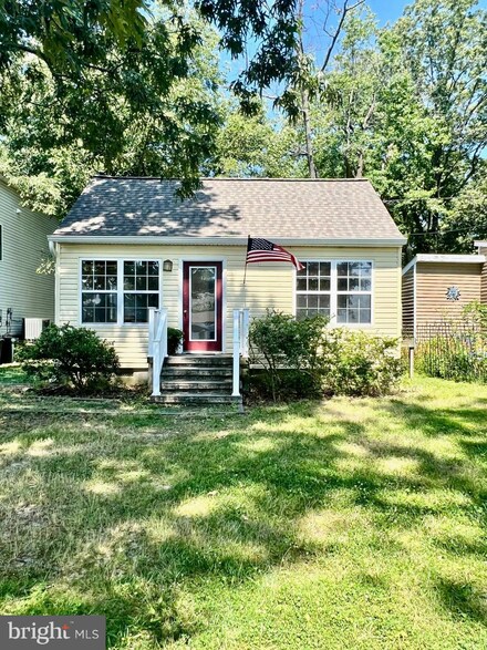 5326 Al Jones Dr, Shady Side, MD 20764