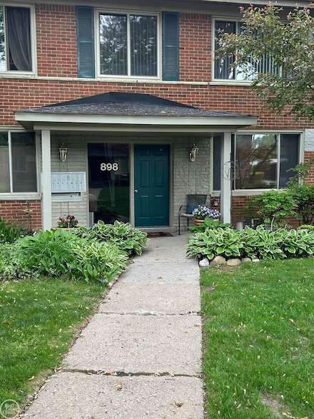 898 N Adams Rd, Birmingham, MI 48009