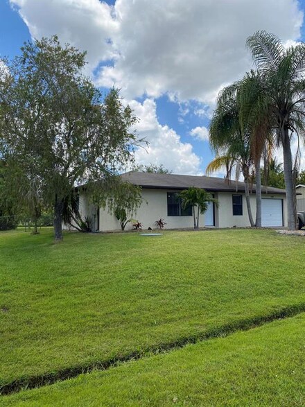 1648 SE Shepard Ln, Port Saint Lucie, FL 34983