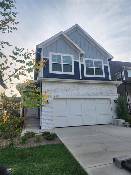 8777 SW 8th St, Blue Springs, MO 64064