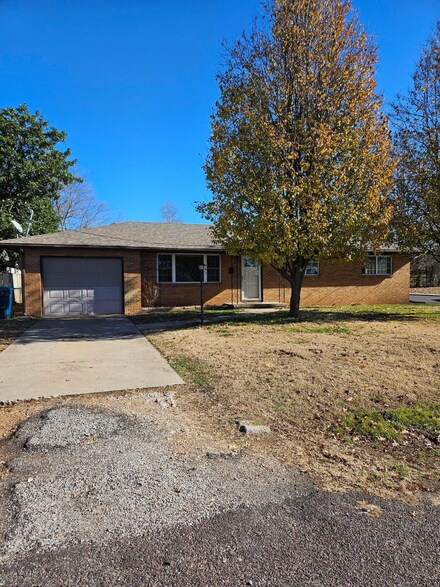 501 Highland Ave, Monett, MO 65708