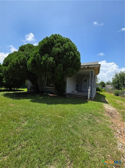 206 Dallas St, Yoakum, TX 77995