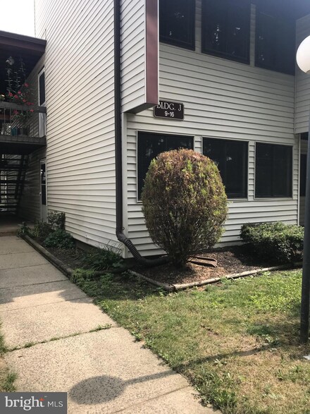 11 Avon Dr, Hightstown, NJ 08520