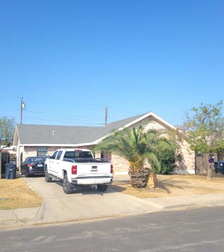 1045 Lazar Dr, Eagle Pass, TX 78852