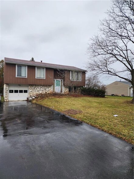 44 Overland Trail, West Henrietta, NY 14586