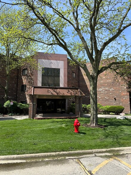 1104 Castilian Ct Unit E206, Glenview, IL 60025
