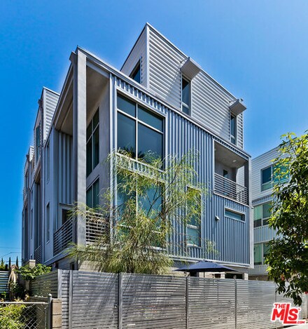 6023 W Beachwood Ln, Los Angeles, CA 90038