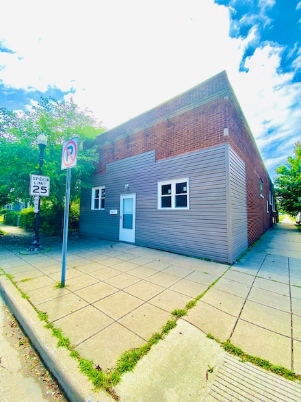 904 119th St, Whiting, IN 46394