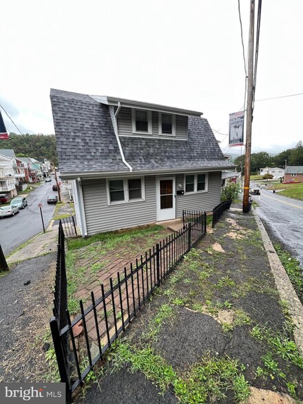 717 Wade Rd, Saint Clair, PA 17970