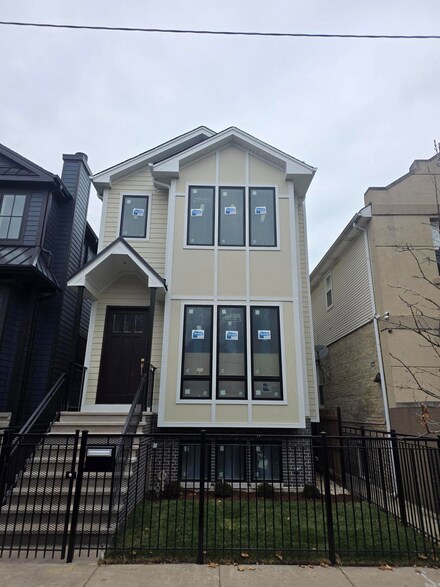 2034 W Erie St, Chicago, IL 60612