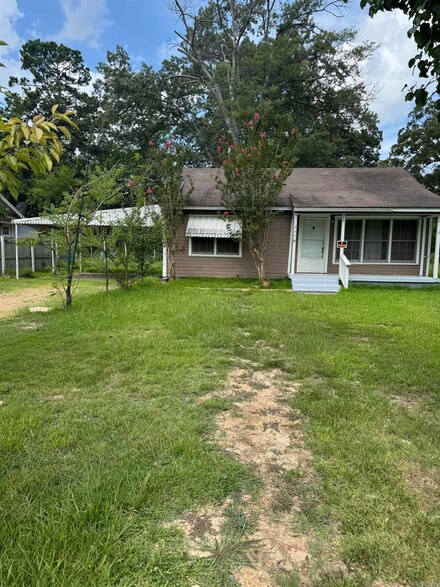 245 D St, Bearden, AR 71720